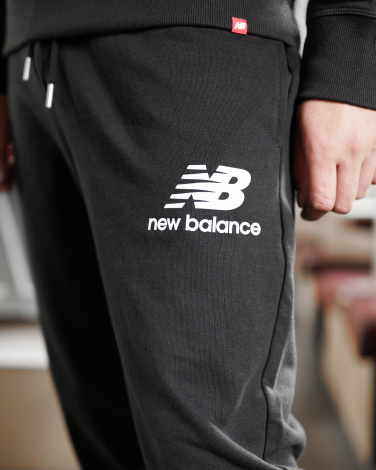 Брюки New Balance NB Ess Stacked Logo