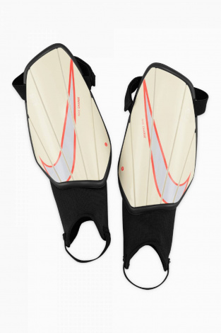 Футбольні щитки Nike Charge