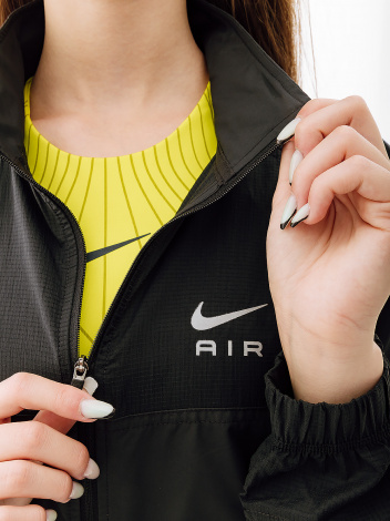 Вітровка жіноча Nike W NK DF AIR JACKET чорна DX0263-010