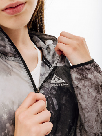Вітровка жіноча Nike W NK TRAIL REPEL JKT чорна DX1041-011
