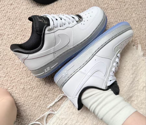 Кросівки жіночі Nike WMNS AIR FORCE 1 07 SE білі DX6764-100