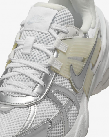 Кроссовки женские Nike V2K RUN бело-серебряные FD0736-104