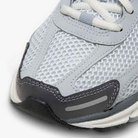 Кроссовки женские Nike ZOOM VOMERO 5 серо-белые FD9919-001