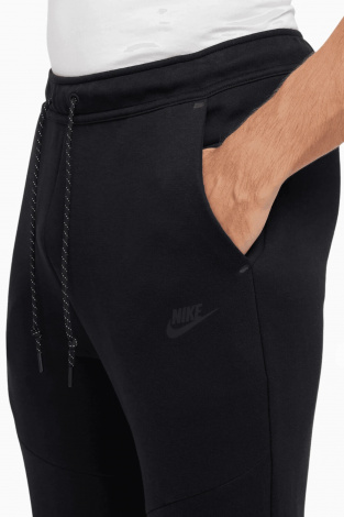 Штани Nike Sportswear Tech Fleece - чорний