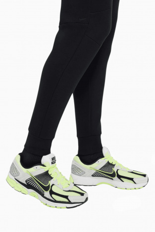 Штани Nike Sportswear Tech Fleece - чорний