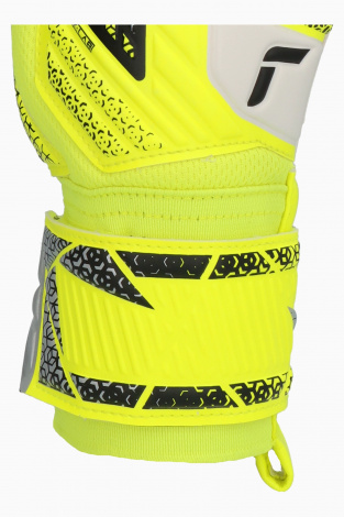 Вратарские перчатки Reusch Attrakt Grip