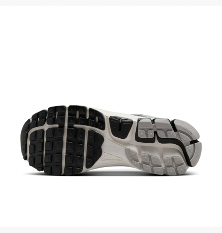 Кросівки Nike Wmns Zoom Vomero 5 "Photon Dust / Black / Phantom"
