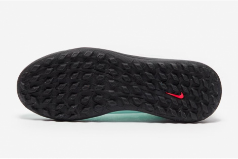 Дитячі сороконіжки Nike Phantom Luna II Club TF Junior FJ2607-300