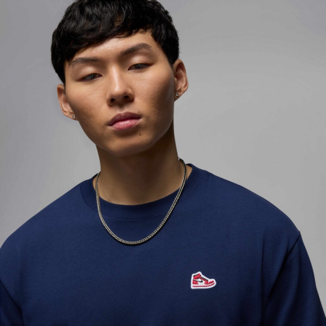 Футболка Nike AJ1 BRAND SNEAKER PATCH темно-синя HJ2326-410