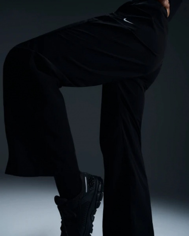 Спортивні штани жіночі Nike WINDRUNNER HIGH-WAISTED WOVEN OPEN-HEM PANTS чорні FV7655-010