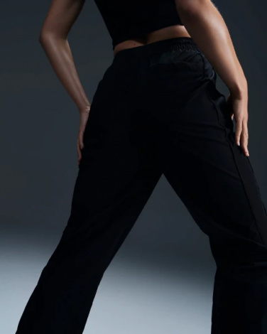 Спортивні штани жіночі Nike WINDRUNNER HIGH-WAISTED WOVEN OPEN-HEM PANTS чорні FV7655-010