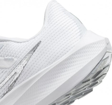 Кросівки бігові жіночі Nike AIR ZOOM PEGASUS 40 білі DV3854-101