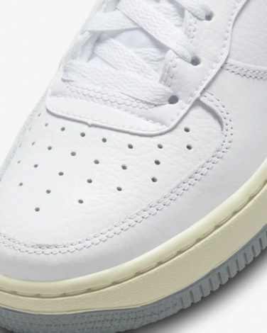 Кросівки підліткові Nike AIR FORCE 1 LV8 3 (GS) біло-сірі DX1657-100