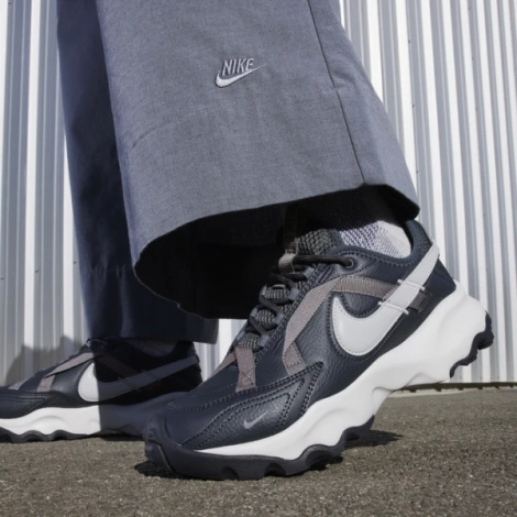 Кросівки жіночі Nike W NIKE TC 7900 чорно-сірі DD9682-001