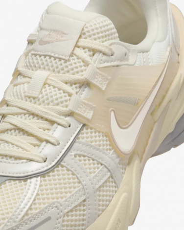 Кросівки Nike V2K RUN бежево-сірі HQ1512-110