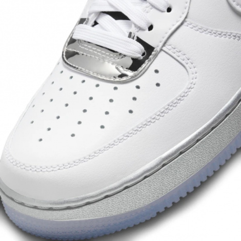 Кросівки жіночі Nike WMNS AIR FORCE 1 07 SE білі DX6764-100