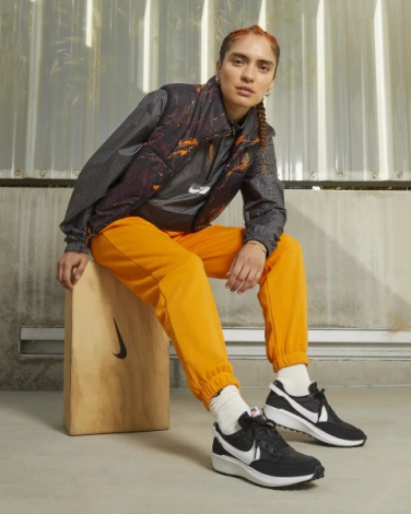 Кросівки жіночі Nike WAFFLE DEBUT чорно-білі DH9523-002