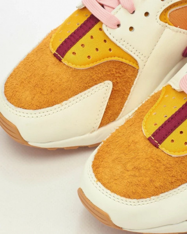 Кроссовки женские Nike WMNS AIR HUARACHE оранжевые DO6720-100