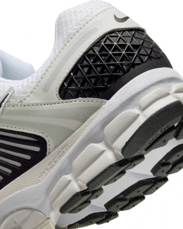 Кросівки Nike ZOOM VOMERO 5 біло-кремово-чорні FB9149-101