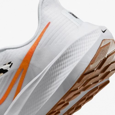 Кросівки бігові жіночі Nike WMNS NIKE AIR ZOOM PEGASUS 39 білі DZ5214-100