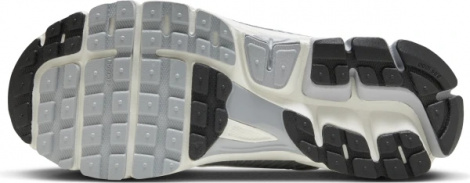 Кроссовки женские Nike ZOOM VOMERO 5 серо-белые FD9919-001