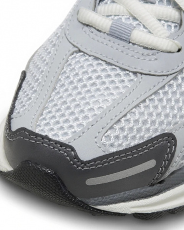 Кроссовки женские Nike ZOOM VOMERO 5 серо-белые FD9919-001