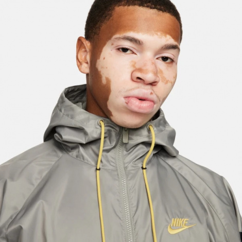 Вітровка Nike M NK WVN LND WR HD JKT чорно-сіра DA0001-017