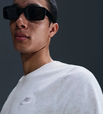 Футболка Nike SPORTSWEAR CLUB TEE світло-сіра AR4997-051