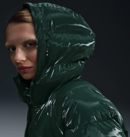 Куртка женская Nike WINDPUFFER THERMA-FIT LOOSE HOODED SHINE PARKA темно-зеленая FV7827-338