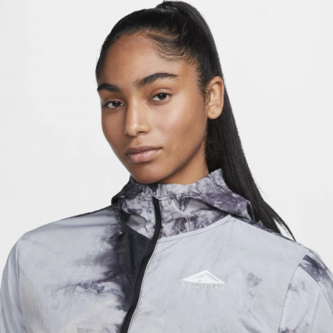 Вітровка жіноча Nike W NK TRAIL REPEL JKT чорна DX1041-011