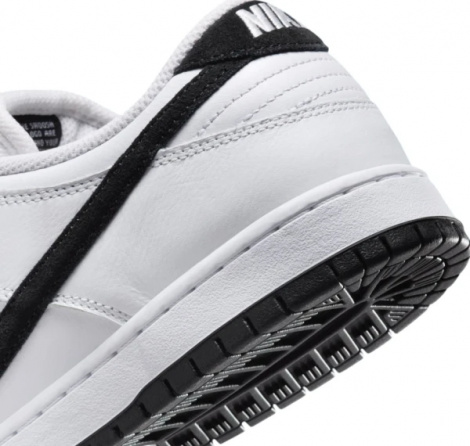 Кроссовки Nike SB DUNK LOW PRO бело-черные HF3704-100