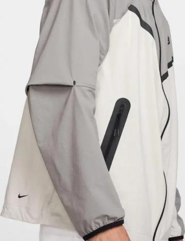 Вітровка Nike TECH WOVEN JACKET біло-сіра HM7151-014