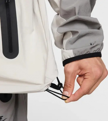 Вітровка Nike TECH WOVEN JACKET біло-сіра HM7151-014