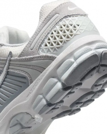 Кросівки жіночі Nike ZOOM VOMERO 5 біло-світло-сірі HQ0458-001