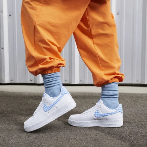 Кросівки жіночі Nike WMNS AIR FORCE 1 07 ESS TREND біло-блакитні DZ2784-100