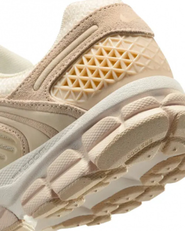 Кросівки жіночі Nike ZOOM VOMERO 5 бежеві HQ0458-200