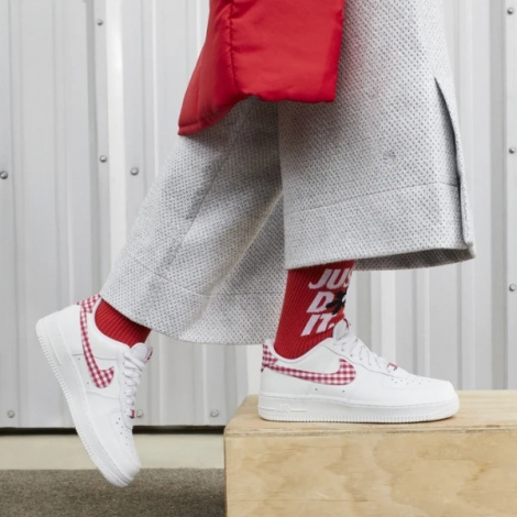 Кросівки жіночі Nike AIR FORCE 1'07 біло-червоні DZ2784-101