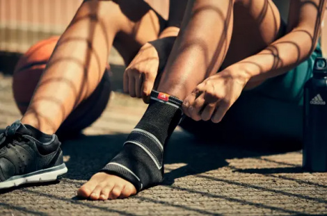 Фіксатор щиколотки Adidas ANKLE SUPPORT чорно-сірий L ADSU-12513BK-NL