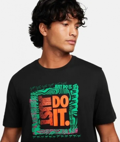 Футболка Nike SPORTSWEAR чорна FQ3772-010