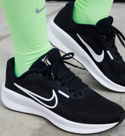 Кроссовки беговые женские Nike DOWNSHIFTER 13 черно-белые FD6476-001