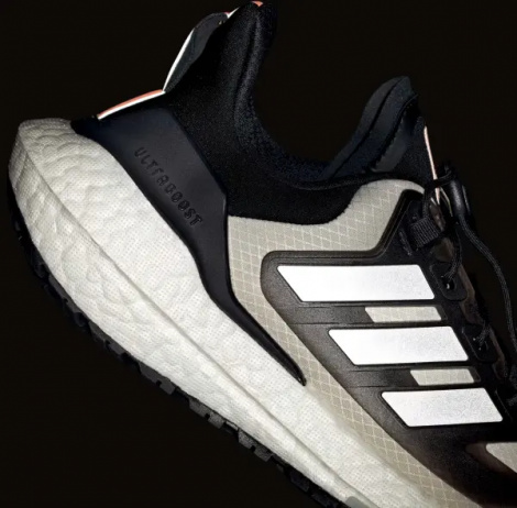 Кросівки бігові жіночі Adidas ULTRABOOST 22 COLD.RDY 2.0 чорно-бежево-білі GX6735