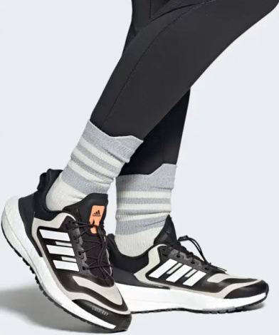 Кросівки бігові жіночі Adidas ULTRABOOST 22 COLD.RDY 2.0 чорно-бежево-білі GX6735