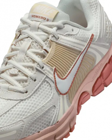 Кроссовки женские Nike ZOOM VOMERO 5 бело-бежево-коралловые FJ2028-002
