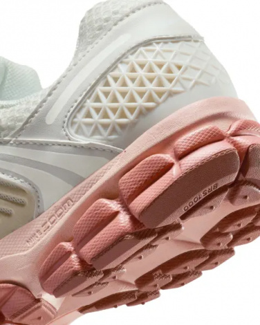 Кроссовки женские Nike ZOOM VOMERO 5 бело-бежево-коралловые FJ2028-002