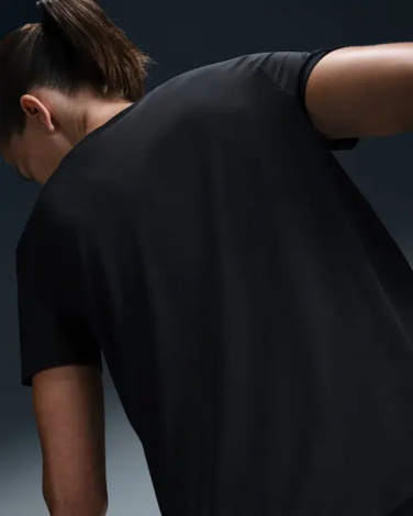 Футболка для бега женская Nike ONE SWOOSH DRI-FIT черная HJ2204-010