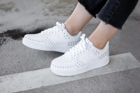Кросівки жіночі Nike AIR FORCE 1 LOW 'STAR-STUDDED' білі AR0639-100