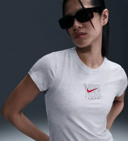Футболка женская Nike SPORTSWEAR SLIM SHORT-SLEEVE GRAPHIC светло-серая IB2444-051