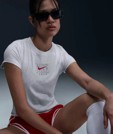 Футболка женская Nike SPORTSWEAR SLIM SHORT-SLEEVE GRAPHIC светло-серая IB2444-051