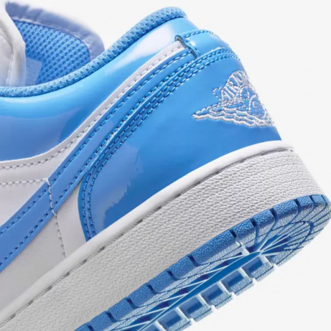 Кросівки підліткові Nike AIR JORDAN 1 LOW SE (GS) блакитно-білі FZ3929-114