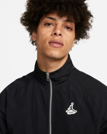 Куртка Nike AIR JORDAN ESSENTIAL STATEMENT WARMUP чорна DH9037-010